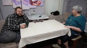 Дружная семья вечером на кухне ПОДВАЛ ИЛЬИЧА вместе с мамой я отвечаю на комментарии