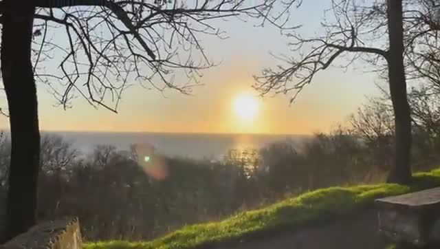 ОДЕССА 13 ДЕКАБРЯ 2025. РЕАКЦИЯ ОДЕССИТОВ НА УКРАИНСКИЙ ГИМН ГОРОДА. РОГУЛИ В ОПЕРЕ. СЖИГАНИЕ КРЕМЛЯ