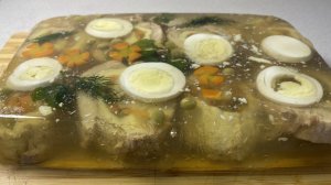 Заливное с куриными рулетами.