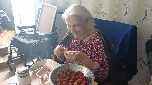 Чернобаева Людмила Павловна 14.22.2025г чистит клубнику для еды с молочпом!