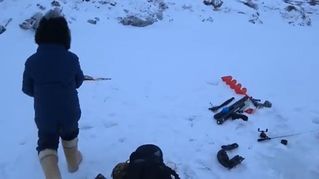 МАЛЬЧИК ВЫЛОВИЛ ВЕСЬ КРУПНЯК!!! ЗИМНЯЯ РЫБАЛКА 2025, ЛОВЛЯ ХАРИУСА ЗИМОЙ!!! ПЕРВЫЙ ЛЕД 2025