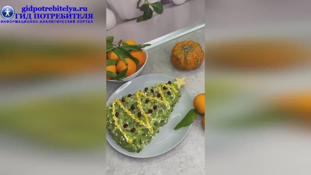 Слоеный новогодний салат с куриным филе и киви в виде елки