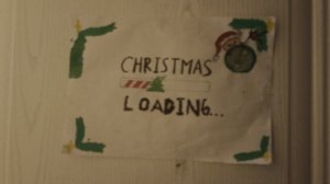 украсила ёлку в комноте