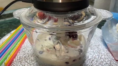 Молочные коктейли с ягодами и фруктами.