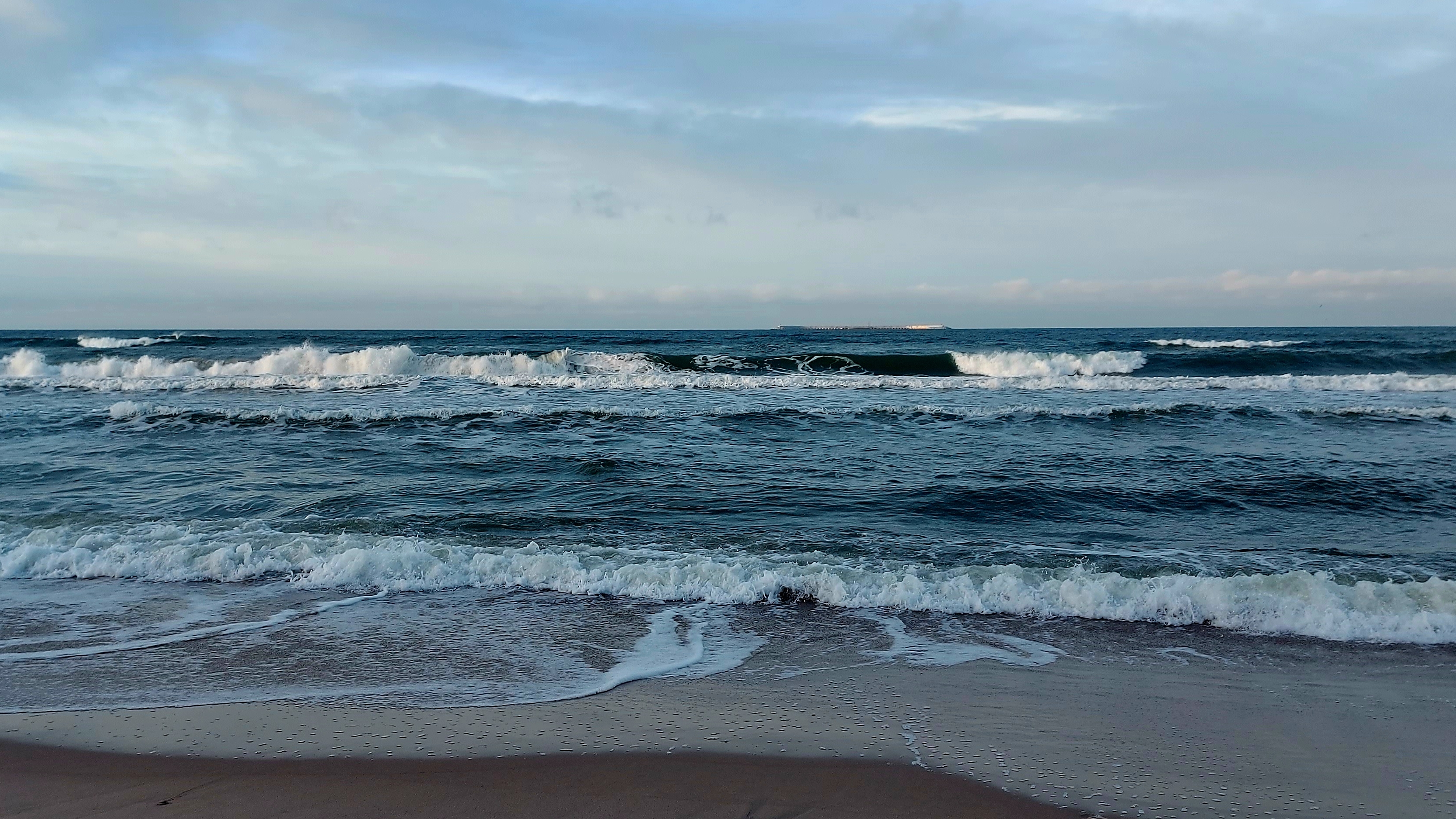 Доехали до Балтийского моря.На Балтике сегодня тепло,но ветрено. Прогулка удалась🌊🌤