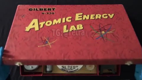 В 1950-х годах в детских магазинах США продавали одну из самых опасных игрушек в истории — набор ...