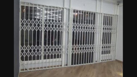 Раздвижная решётка трансформер. Мото магазин.