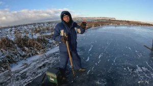 Рыбалка по первому льду. Зимняя рыбалка 25/26. Открыли сезон твёрдой воды на опасном тонком льду.