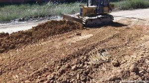 Установка огромной канализационной трубы от KOMATSU D41P.