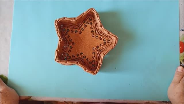 Корзинка звезда из бумажной лозы на фанерном дне смотреть онлайн