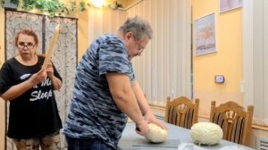 941 Пришлось идти торговать на рынок. И дома дел полно.В усадьбе на Кубани.