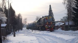 Тепловоз ТЭМ2-6187 вперёд вагонами.