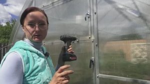 Меняю крючки на форточках теплиц. 6 соток в мае 2021 года.