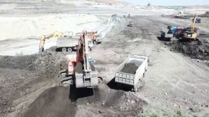 Крупное Предприятие По Добыче Полезных Ископаемых, Оснащенное Экскаваторами Liebherr, Cat, Hitachi