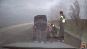 Полицейские Кабардино-Балкарии заменили на иномарке беременной женщины повреждённое колесо