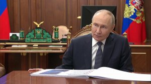 Обновленную народную программу "Единой России" президент обсудил с секретарем генсовета В. Якушевым.