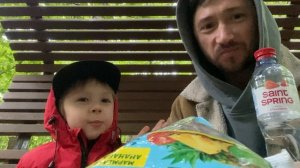 С папой в парке едим мармеладки