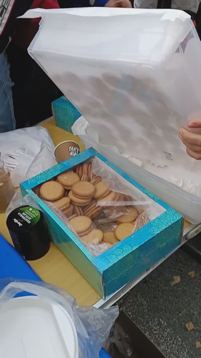 Раздача вкусняшек к чаю на закрытии мотосезона 2024 в Заречном Зефир, вафли, печенье