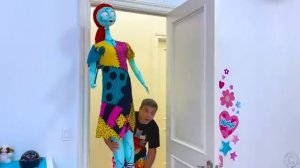 Хеллоуин Папа решил украсить комнату Насти к празднику