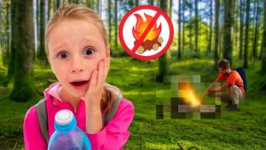 Настя и папа учат правила безопасной прогулки в лесу