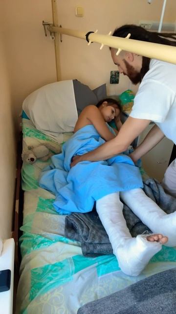 Второй день после операции включаем все тело и делаем повороты набок ￼