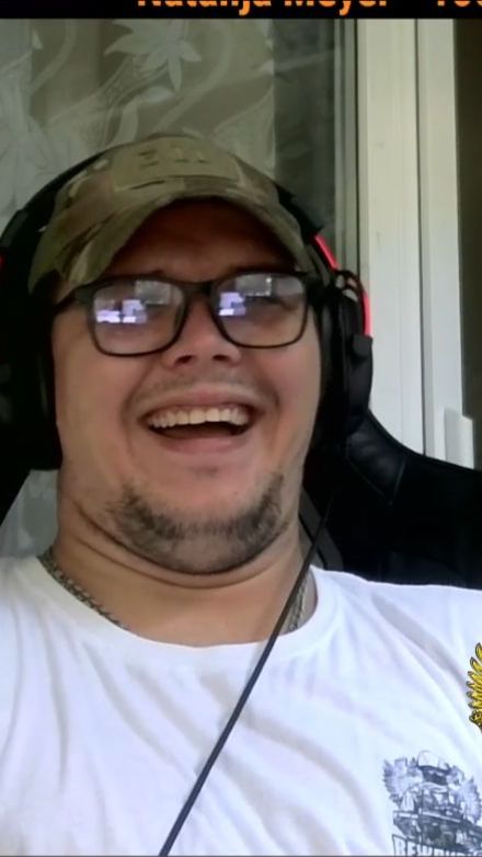 Захотел и сплюнул на пол