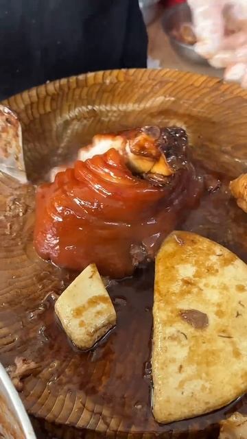 Рулька которая просто тает во рту. Корейская уличная еда. смотреть онлайн