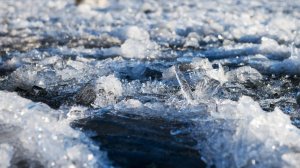 Ледяное цунами заметили на реке Турка, впадающей в Байкал