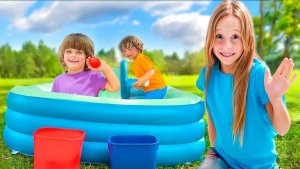 Настя выполняет роль учителя для малышей