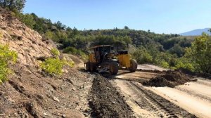 Как грейдер John Deere 670 расчищает затопленные горные дороги #johndeere #грейдер