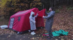 Кемпинг в надувной палатке под осенним дождем
