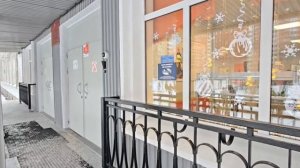 Обстановка у школы в Санкт-Петербурге, где ученик напал с ножом на преподавателя