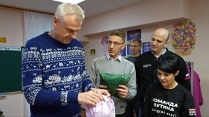 Губернатор Магаданской области Сергей Носов посетил магаданских волонтеров из Центра образования №1