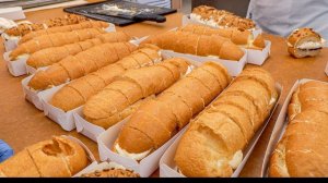 аппетитный багет со сливочным сыром