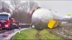 Перевернули гигантскую цисцерну