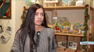 Ёлочные игрушки в технике мозаика научились делать жители Барнаула