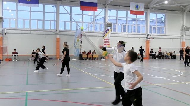 В Светлом прошёл семейный турнир по бадминтону смотреть онлайн