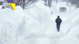 Сотни человек эвакуировали с занесенных дорог в Саратовской области