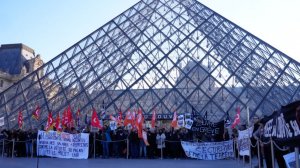 Сотни сотрудников Лувра объявили бессрочную забастовку после скандальной кражи