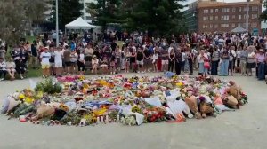 Жители Сиднея возлагают цветы к мемориалу в память о погибших в теракте: кадры.