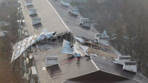 Ураганный ветер срывал кровли с крыш, валил деревья и повредил десятки ЛЭП на Сахалине