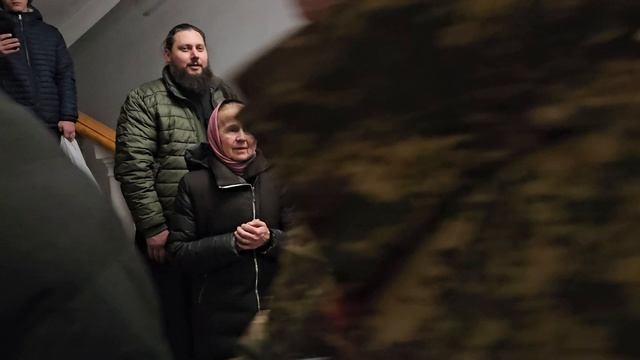 Владыку Арсения выводят из зала суда под пение «Ис полла, эти деспота» смотреть онлайн