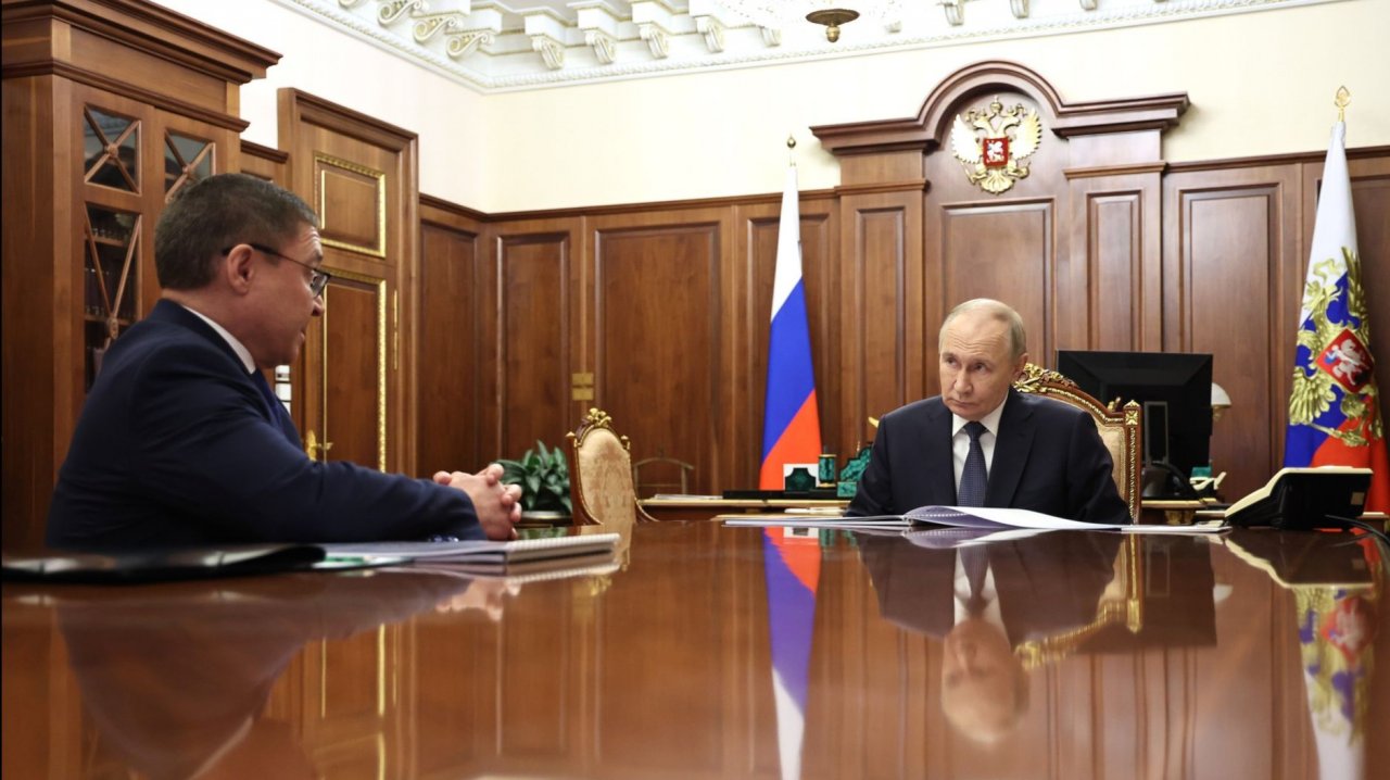 Владимир Путин с секретарём генерального совета партии «Единая Россия» Владимиром Якушевым, 15.12.25