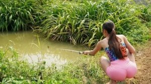 Хрупкая Девушка Ловит Рыбу!