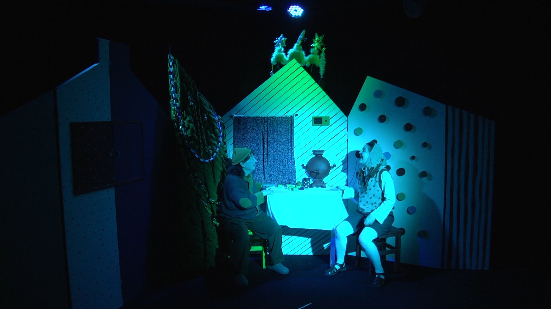 На сцене курганского «Гулливера» герои сказки встретились с пришельцами перед Новым годом смотреть онлайн