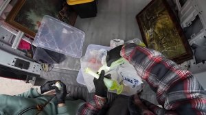 Нашли золото серебро и много винтажа в брошенном хранилище(PGLive)