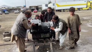 Афганские специалисты делают капитальный ремонт двигателя грузовика Мерседес