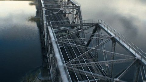 Чкалов. Чкалов летел внутри железно дорожного моста когда в него въехал поезд