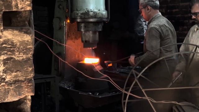 Процесс ковки кирки из старой якорной цепи