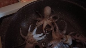 Жарим осьминожек. А вы каких морских гадов готовите?